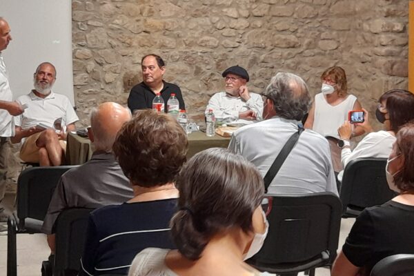 10-Josep Masnou detalla les alzines davant de les cases del Montseny